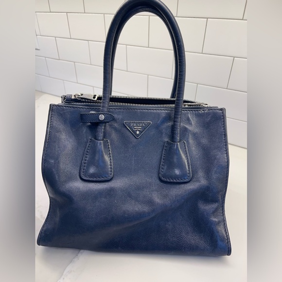 Prada bag - Picture 1 of 5
